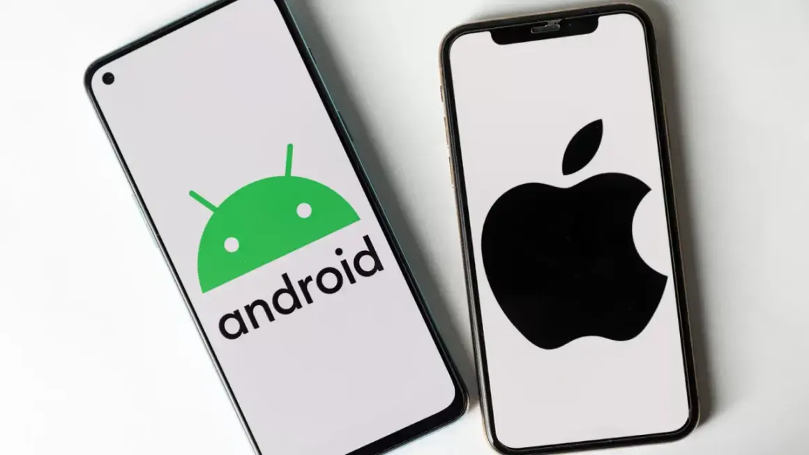 Dwa telefony, jeden z logo Android, drugi z logo Apple. Porównanie ustawień telefonu.