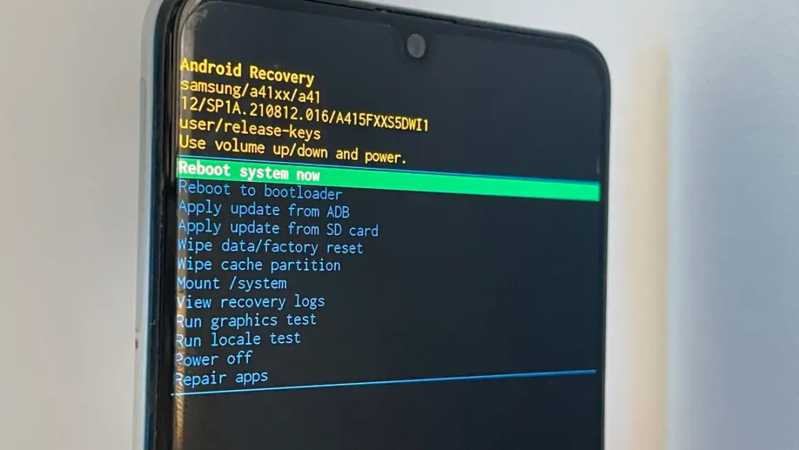 Ekran Android Recovery na telefonie Samsung. Wybierz "Wipe data/factory reset", aby dowiedzieć się, jak zresetować telefon Samsung.