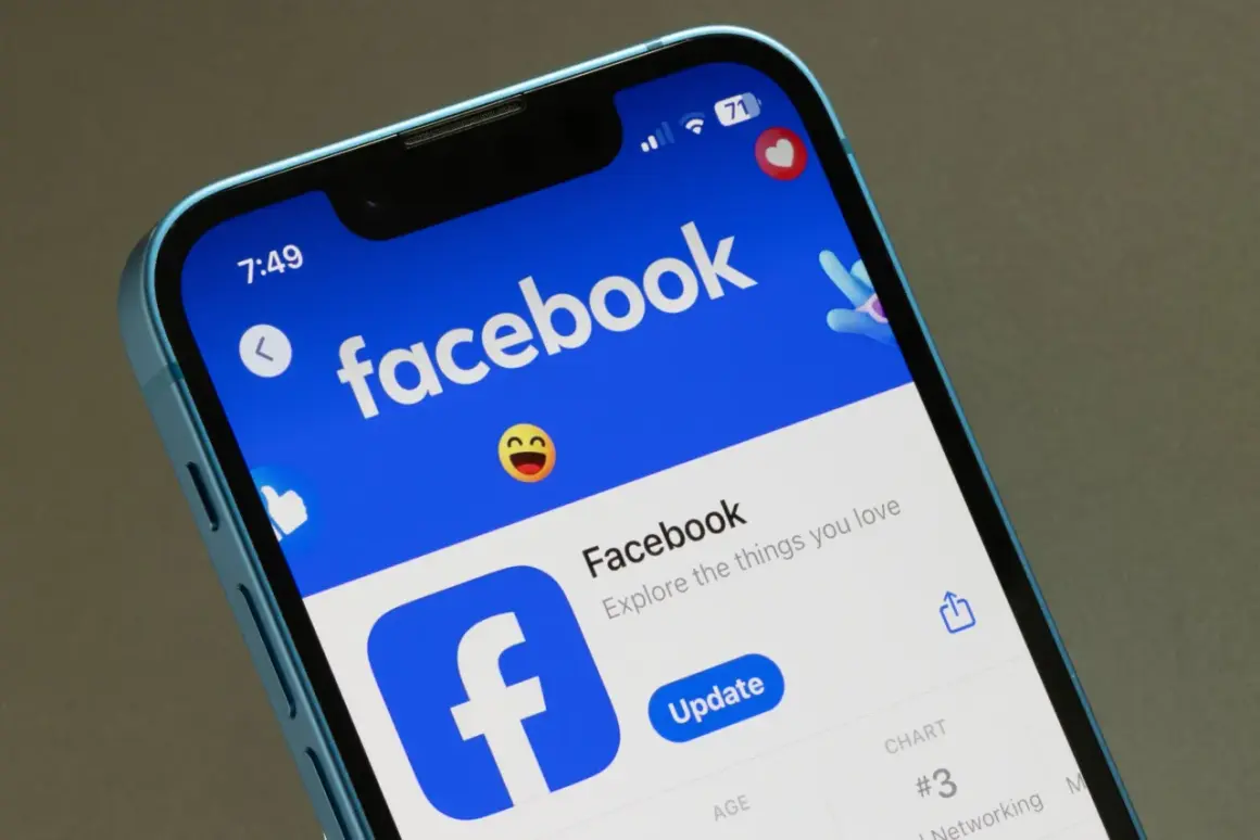 Telefon z aplikacją Facebook. Dowiedz się, jak usunąć relacje z FB, by uporządkować swoje konto.