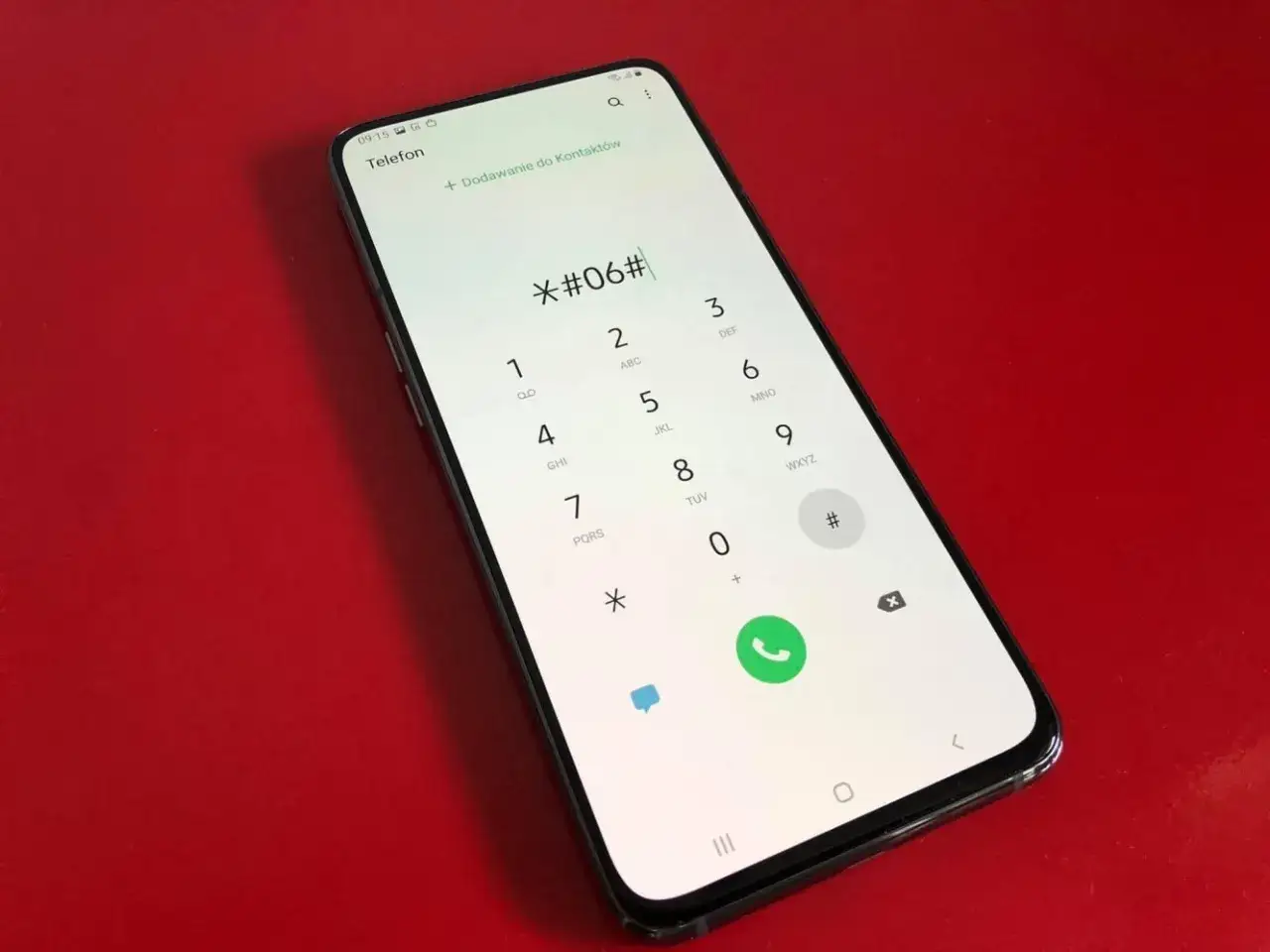 Na ekranie telefonu wpisano kod *#06#, aby sprawdzić numer IMEI.