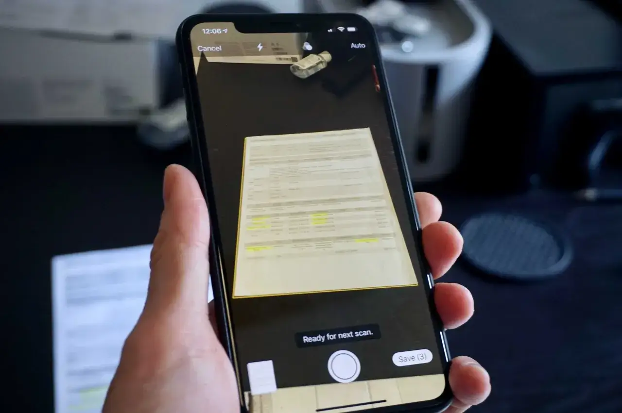 Jak zrobic skan iPhonem? Aplikacja skanuje dokument, pokazując jego podgląd na ekranie telefonu.