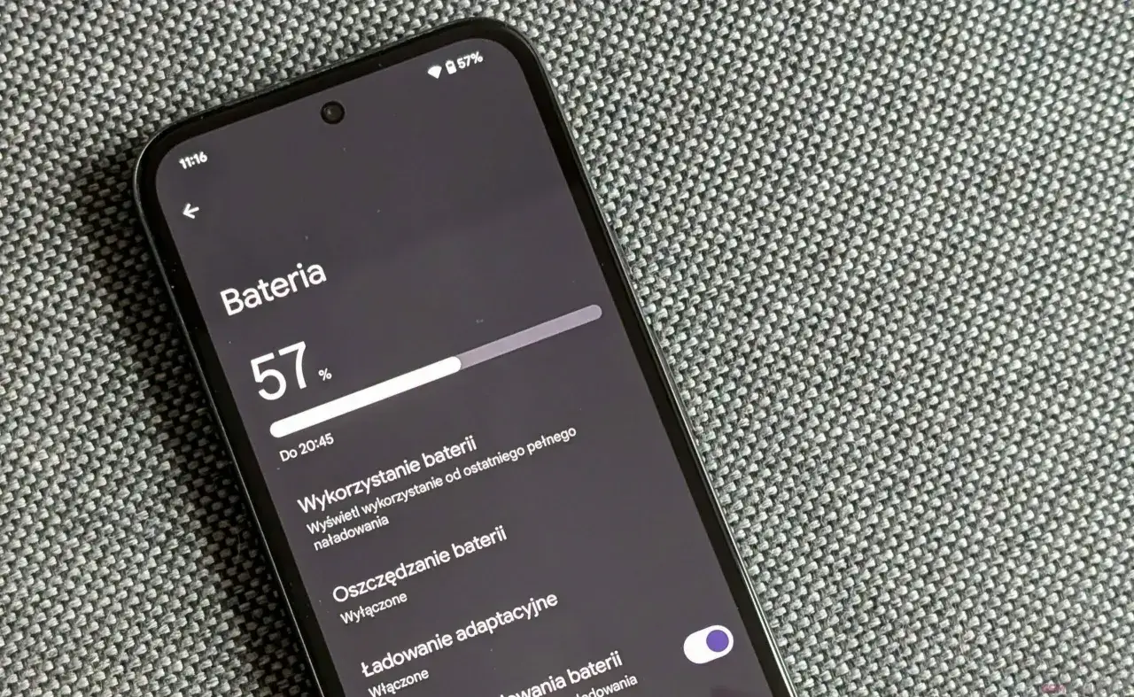 Ekran telefonu z informacją o baterii 57%. Funkcja always on display jest włączona, pokazując godzinę 11:16.