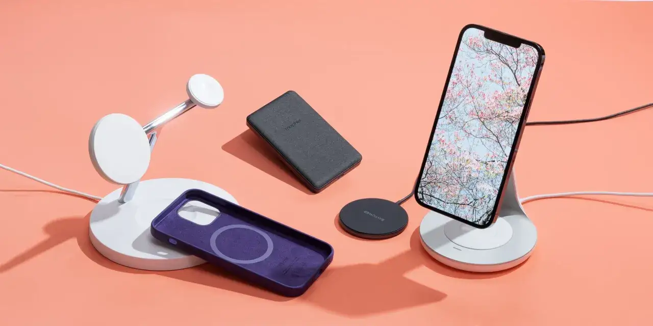 Akcesoria MagSafe: ładowarka, powerbank, etui i stojak z telefonem. To pokazuje, co to MagSafe.