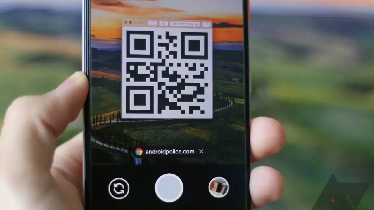 Telefon z aparatem gotowym do akcji, by pokazać, jak zeskanować kod QR. Widoczny kod i przycisk migawki.