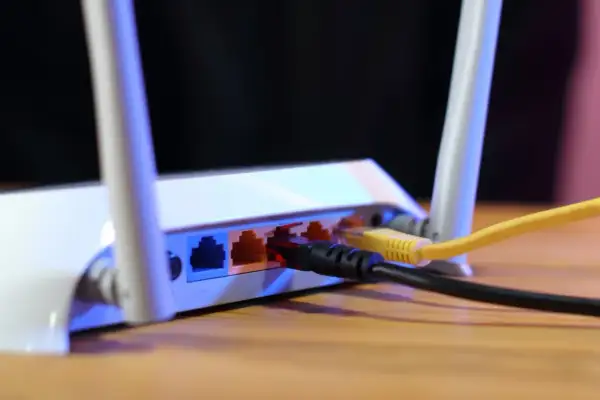 Router z podłączonymi kablami. Może to być przyczyną, że **fix wifi keeps disconnecting**.