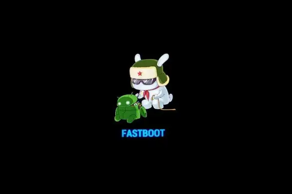 Biały królik w wojskowej czapce i goglach, trzymający smycz zielonego robota Androida. Napis "FASTBOOT" pod nimi, sugerujący tryb uruchamiania Xiaomi.
