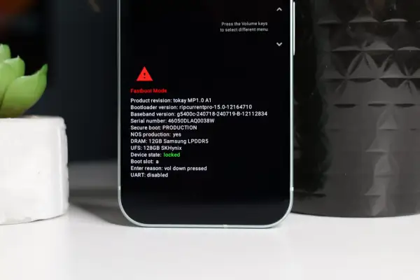 Telefon w trybie **fastboot** z informacjami o wersji oprogramowania, stanie blokady i powodzie uruchomienia.