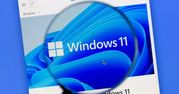 Lupa powiększa logo Windows 11, sugerując rozwiązanie problemu z wolnym komputerem.