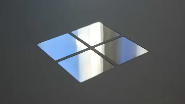 Cztery kwadratowe, lustrzane panele tworzą symbol Windows. Gdy system szwankuje, warto uruchomić `sfc scannow`.