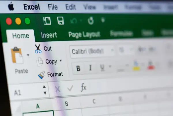 Ekran programu Excel z widocznymi opcjami edycji, takimi jak "Cut" (Wytnij) i "Copy" (Kopiuj), ułatwiającymi blokowanie komórek Excel.